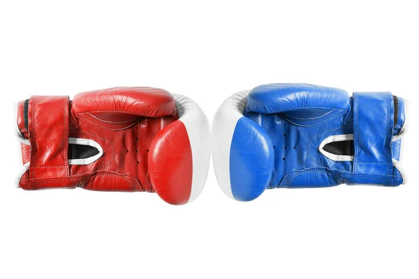 Röda Och Blå Boxningshandskar Isolerade Över Vitt — Stockfoto