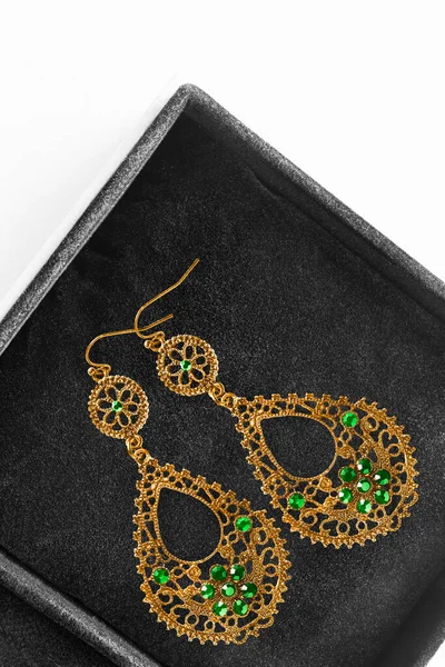 Hermosos Pendientes Tallados Oro Con Gemas Verdes Joyero Negro —  Fotos de Stock