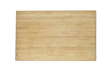 Eski bambu kesme tahtası beyazın üzerinde izole edilmiş.