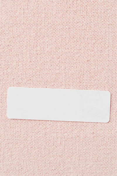 Rótulo Roupa Branca Branco Sobre Fundo Têxtil Rosa — Fotografia de Stock