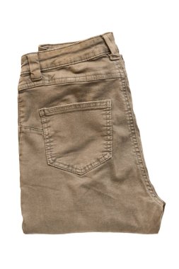 Beyaz üzerine katlanmış kahverengi pantolon.