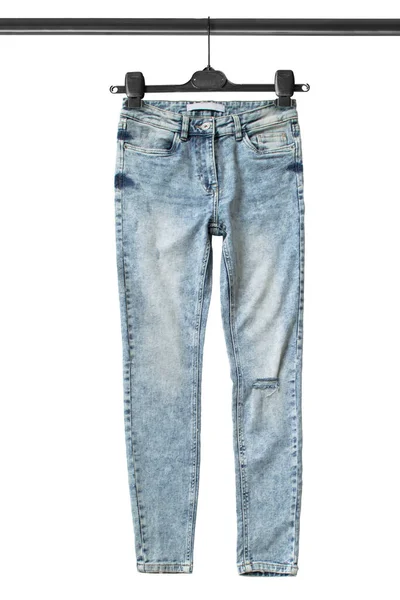 Calça Jeans Desbotada Azul Pendurada Rack Roupas Isolado Sobre Branco — Fotografia de Stock