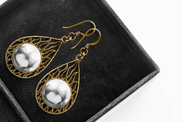 Weiße Perlen Gold Geschnitzte Ohrringe Schwarzen Schmuckschatulle — Stockfoto