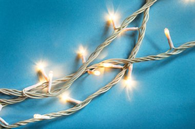 Mavi arkaplanda dekoratif öncü yanıp sönen ışıklar