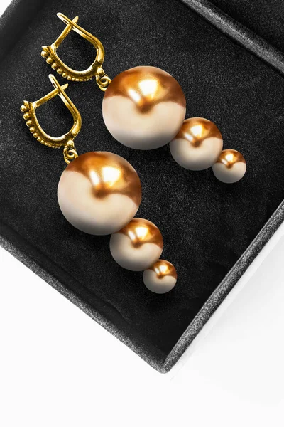Eleganta Guldpärlor Droppformade Örhängen Svart Smyckeskrin — Stockfoto
