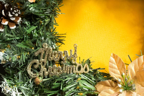 Detalles Corona Navidad Decorativa Sobre Fondo Amarillo Primer Plano —  Fotos de Stock