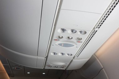 Uçak içinde çeşitli uyarı ışık vardır.