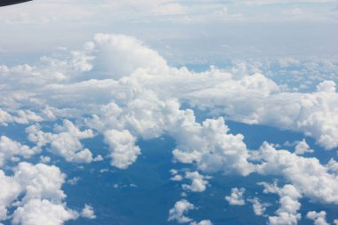 Parlak mavi gökyüzü ve uçak kanadı