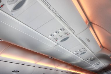 Uçak içinde çeşitli uyarı ışık vardır.