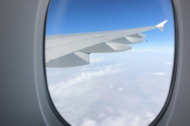 Parlak mavi gökyüzü ve uçak kanadı