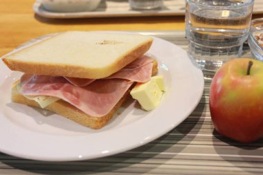 Elma, ekmek ve jambon basit bir kahvaltı.