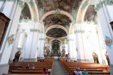 St. Gallen katedral iç. İsviçre Simgesel Yapı - 27 Mayıs 2017: St. Gallen Katedrali İsviçre'nin yüksek sezonunda, o kadar çok turist çok seyahat. Güzellik bulmak için.