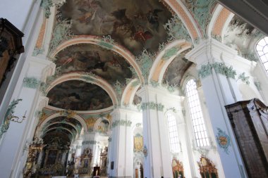 St. Gallen katedral iç. İsviçre Simgesel Yapı - 27 Mayıs 2017: St. Gallen Katedrali İsviçre'nin yüksek sezonunda, o kadar çok turist çok seyahat. Güzellik bulmak için.