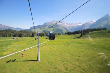 Mt. Titlis, İsviçre - 19 Mayıs, 2016: cam pencerelerden İsviçre'nin en popüler turistik 360 derece panoramik kablo araba bakış açısından.