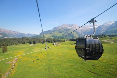 Mt. Titlis, İsviçre - 19 Mayıs, 2016: cam pencerelerden İsviçre'nin en popüler turistik 360 derece panoramik kablo araba bakış açısından.
