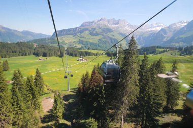 Mt. Titlis, İsviçre - 19 Mayıs, 2016: cam pencerelerden İsviçre'nin en popüler turistik 360 derece panoramik kablo araba bakış açısından.