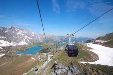 Mt. Titlis, İsviçre - 19 Mayıs, 2016: cam pencerelerden İsviçre'nin en popüler turistik 360 derece panoramik kablo araba bakış açısından.