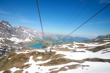 Mt. Titlis, İsviçre - 19 Mayıs, 2016: cam pencerelerden İsviçre'nin en popüler turistik 360 derece panoramik kablo araba bakış açısından.