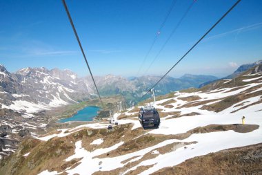 Mt. Titlis, İsviçre - 19 Mayıs, 2016: cam pencerelerden İsviçre'nin en popüler turistik 360 derece panoramik kablo araba bakış açısından.