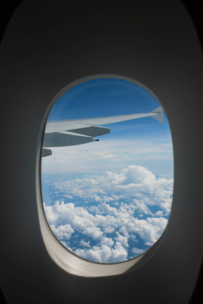 Яркое голубое небо и крыло самолета
