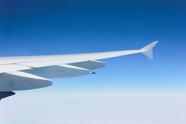 Parlak mavi gökyüzü ve uçak kanadı