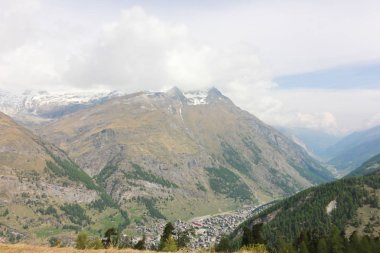 Green Mountain View İsviçre Demiryolları her iki tarafında
