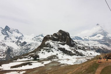 Matterhorn İsviçre manzarasına sahip güzel dağ manzarası.