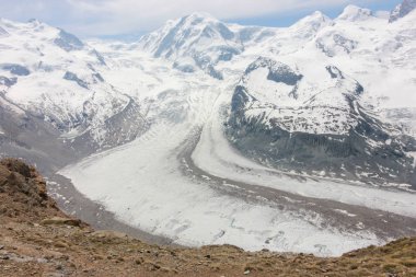 Matterhorn İsviçre manzarasına sahip güzel dağ manzarası.