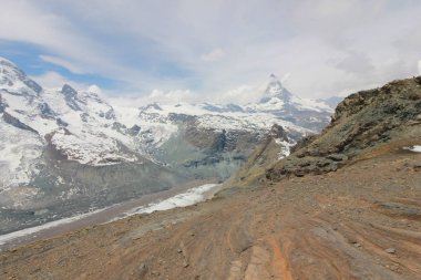 Matterhorn İsviçre manzarasına sahip güzel dağ manzarası.