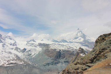 Matterhorn İsviçre manzarasına sahip güzel dağ manzarası.