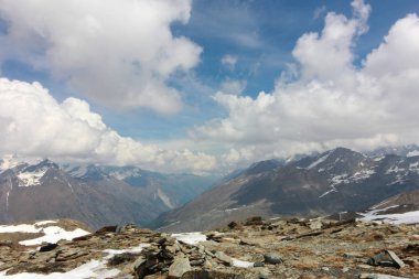 Matterhorn İsviçre manzarasına sahip güzel dağ manzarası.