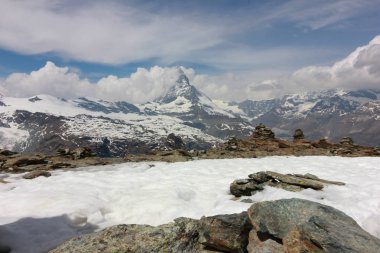 Matterhorn İsviçre manzarasına sahip güzel dağ manzarası.