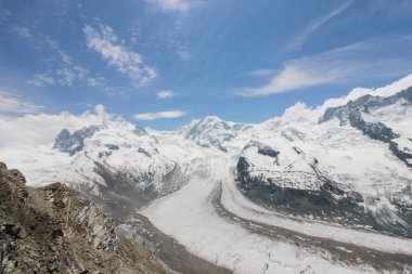 Matterhorn İsviçre manzarasına sahip güzel dağ manzarası.