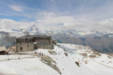 Matterhorn İsviçre manzarasına sahip güzel dağ manzarası.