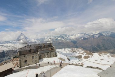 Matterhorn İsviçre manzarasına sahip güzel dağ manzarası.
