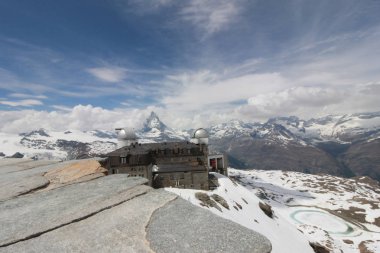 Matterhorn İsviçre manzarasına sahip güzel dağ manzarası.