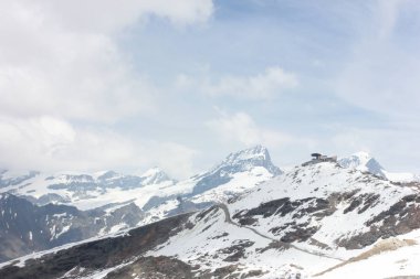 Matterhorn İsviçre manzarasına sahip güzel dağ manzarası.