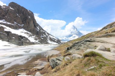 Matterhorn İsviçre manzarasına sahip güzel dağ manzarası.