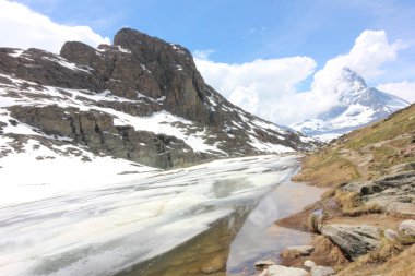Matterhorn İsviçre manzarasına sahip güzel dağ manzarası.