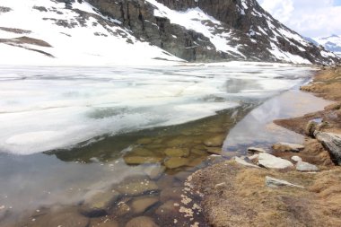 Matterhorn İsviçre manzarasına sahip güzel dağ manzarası.