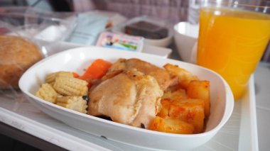 Elma, ekmek ve jambon basit bir kahvaltı.