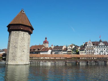 Tarihi kent merkezi, Lucerne ile ünlü Şapel Köprüsü