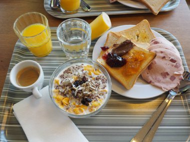 Elma, ekmek ve jambon basit bir kahvaltı.