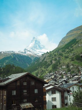 Matterhorn formu zermatt İsviçre manzarasına sahip güzel dağ manzarası.