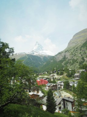 Matterhorn formu zermatt İsviçre manzarasına sahip güzel dağ manzarası.