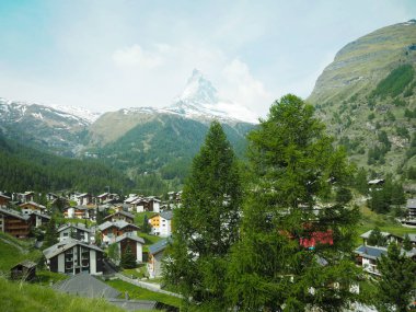 Matterhorn formu zermatt İsviçre manzarasına sahip güzel dağ manzarası.