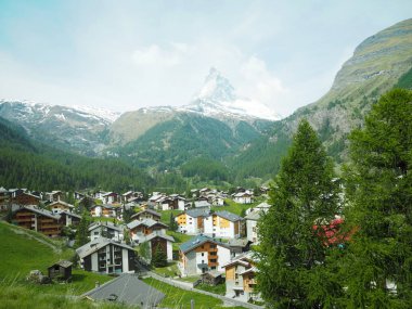 Matterhorn formu zermatt İsviçre manzarasına sahip güzel dağ manzarası.