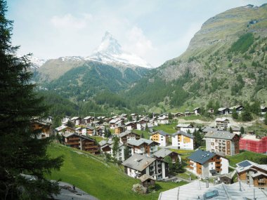 Matterhorn formu zermatt İsviçre manzarasına sahip güzel dağ manzarası.