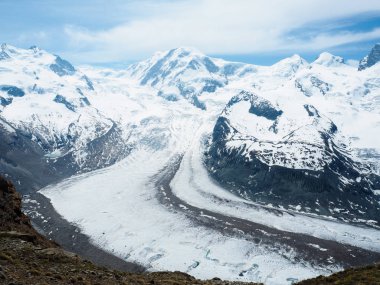 Matterhorn İsviçre manzarasına sahip güzel dağ manzarası.
