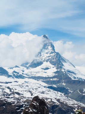 Matterhorn İsviçre manzarasına sahip güzel dağ manzarası.